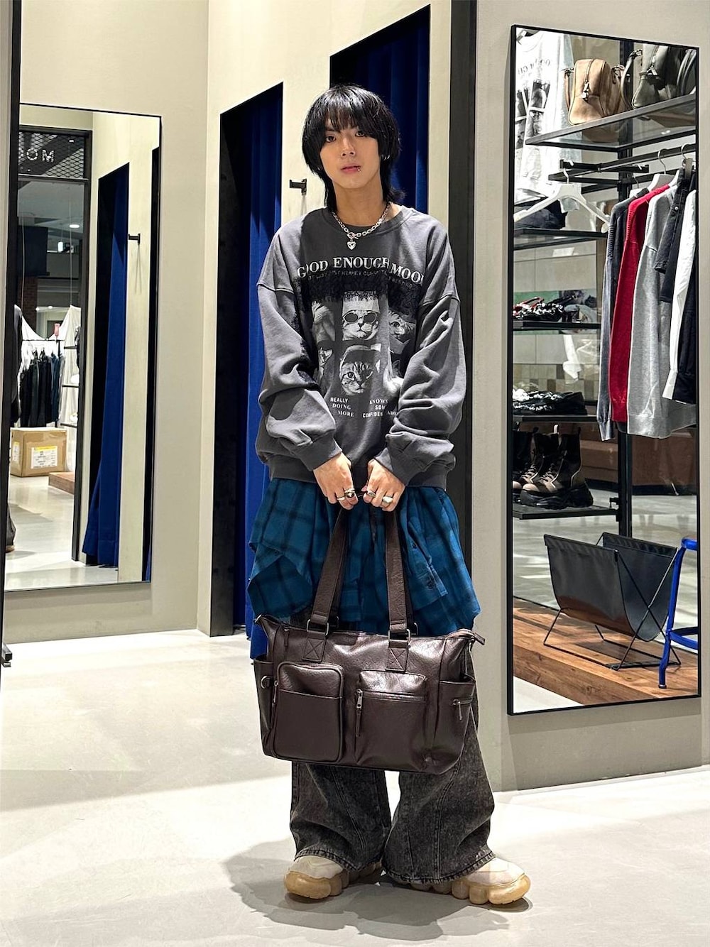 ブルー系のシャツ/ブラウス、グレー系のスウェット、ブラック系のデニムパンツを着用したメンズの秋コーディネートの1枚目の写真