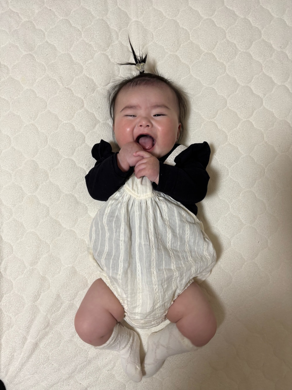 「あかちゃんコーデ、5ヶ月ベビー」｜「Birthdayのアイテム（ロンパース、ホワイト系）」を使った、mimiさん（レディース・163cm）の春コーディネートの1枚目の写真
