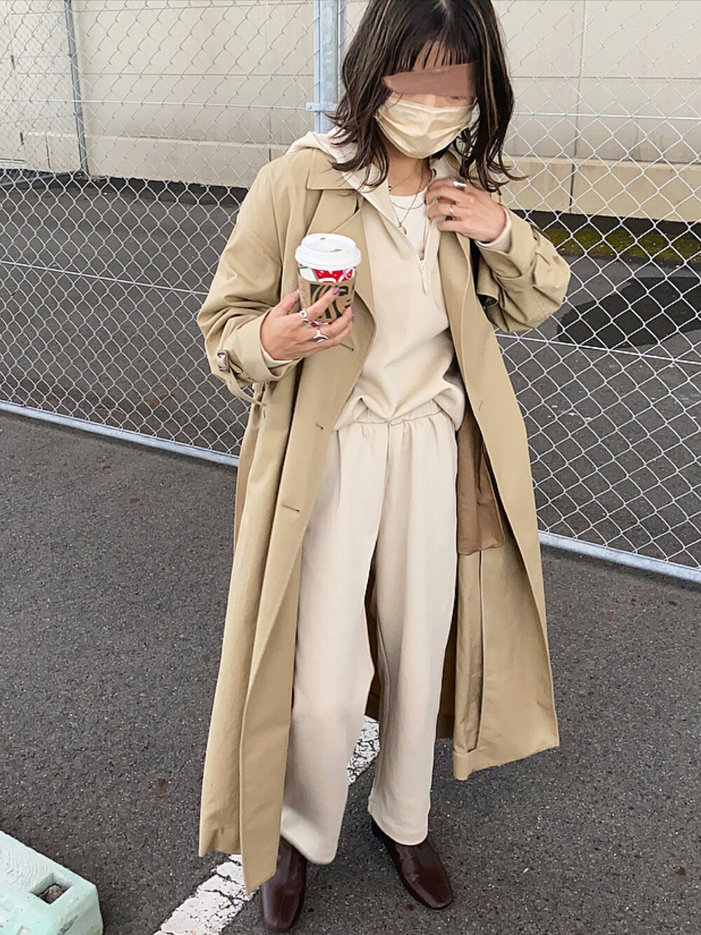 「秋のコーデ、シンプルコーデ、ミニバッグ、セットアップスタイル、今日のコーデ、ラクチンコーデ、ブーツスタイル、低身長コーデ、大人女子、オトナカジュアル、ショートブーツ、スウェット、ワントーンコーデ、トレンチコート、セリーヌ」｜「UNIQLOのアイテム（パンツ、ホワイト系）」を使った、asmさん（レディース・150cm）の秋コーディネートの1枚目の写真