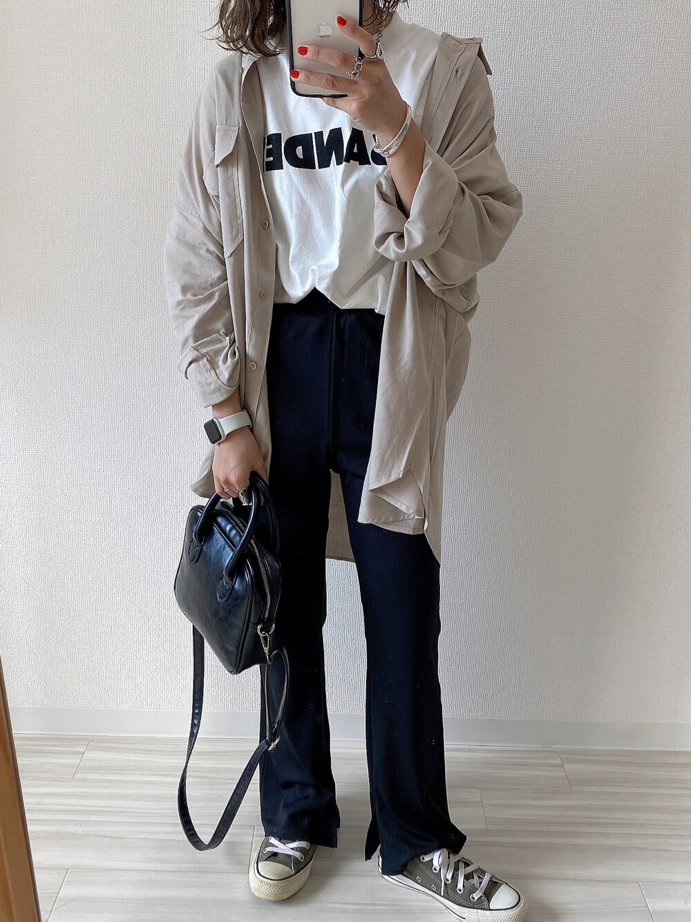 「秋のコーデ、シンプル、秋服、休日スタイル、ビックシルエット、秋服準備はじめました、スニーカー、モノトーンコーデ、プチプラ、ベージュ、Tシャツ、オトナカジュアル、低身長コーデ、converse、大人カジュアル」｜「JIL SANDERのJIL SANDER / ロゴカットソー（Tシャツ/カットソー、ホワイト系）」を使った、asmさん（レディース・150cm）の秋コーディネートの1枚目の写真