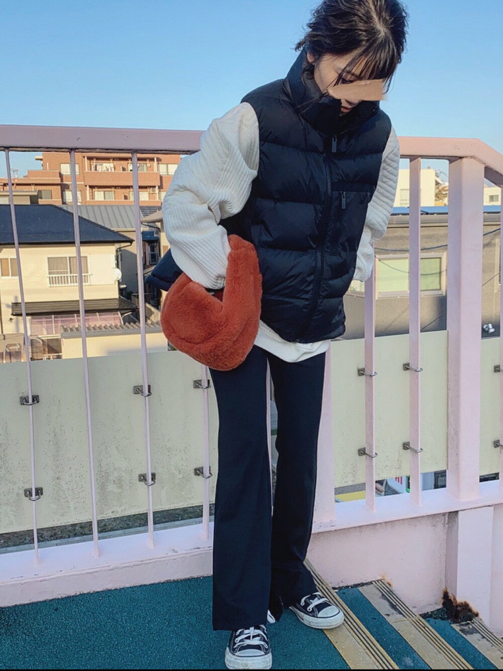 「カジュアル、ラクチンコーデ、オトナ女子、低身長コーデ、モノトーンコーデ、ダウンベスト、ootd、プチプラコーデ、ラフ、UNIQLO、ZARA、ファー小物、ママコーデ、150cm、パンツスタイル」｜「ZARAのアイテム（バッグ、オレンジ系）」を使った、asmさん（レディース・150cm）の冬コーディネートの1枚目の写真