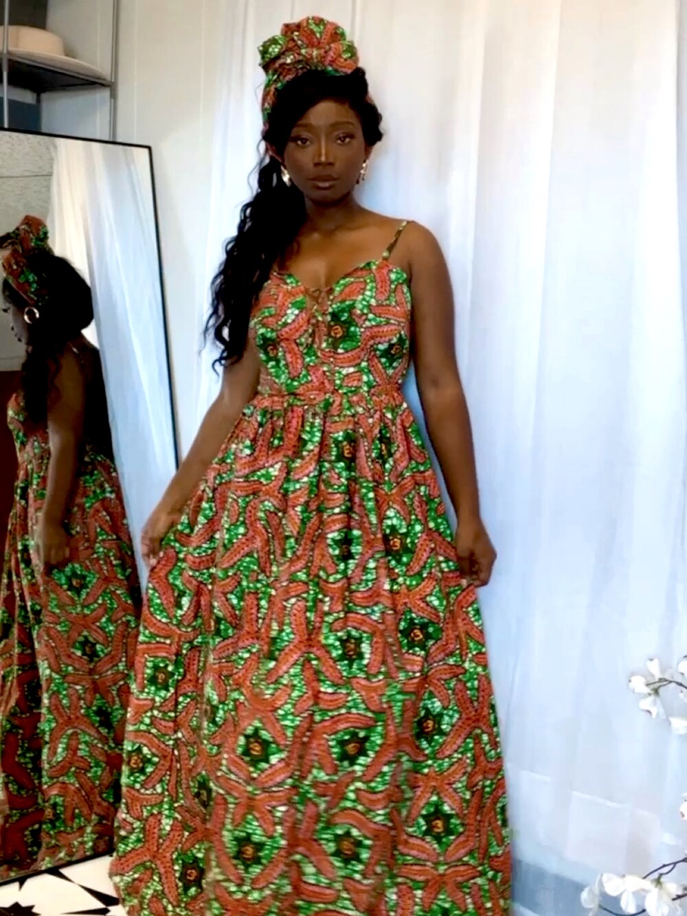 その他のドレスを着用したレディースの春コーディネートの1枚目の写真