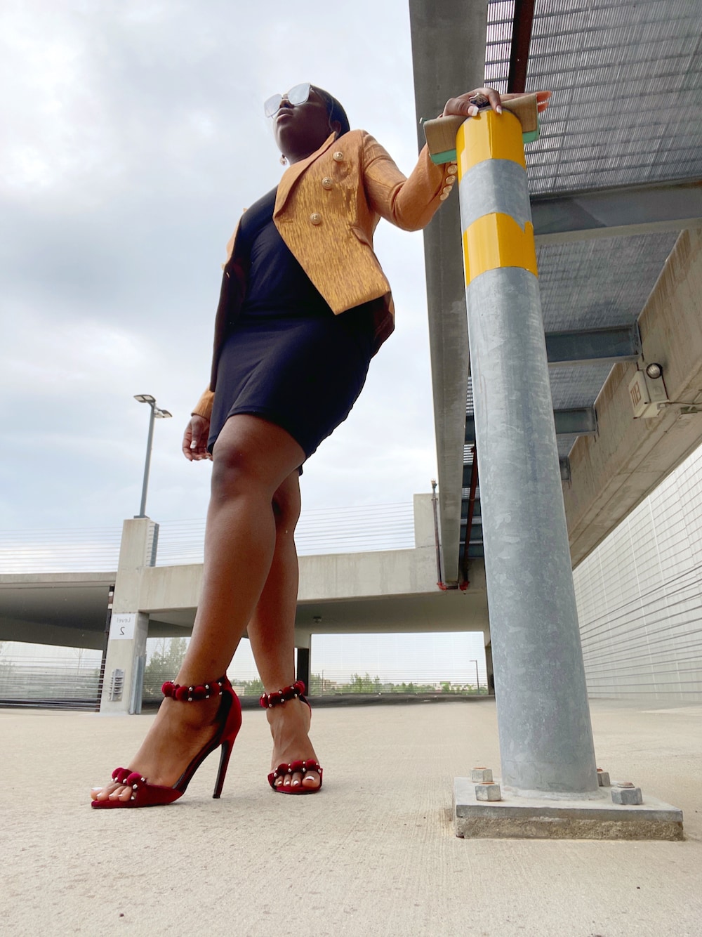 「sandals、clothing、VINTAGE」｜「JLXBYJAELのアイテム（スーツジャケット、ゴールド系）」を使った、Empress Jaèlさん（レディース・165cm）の夏コーディネートの1枚目の写真