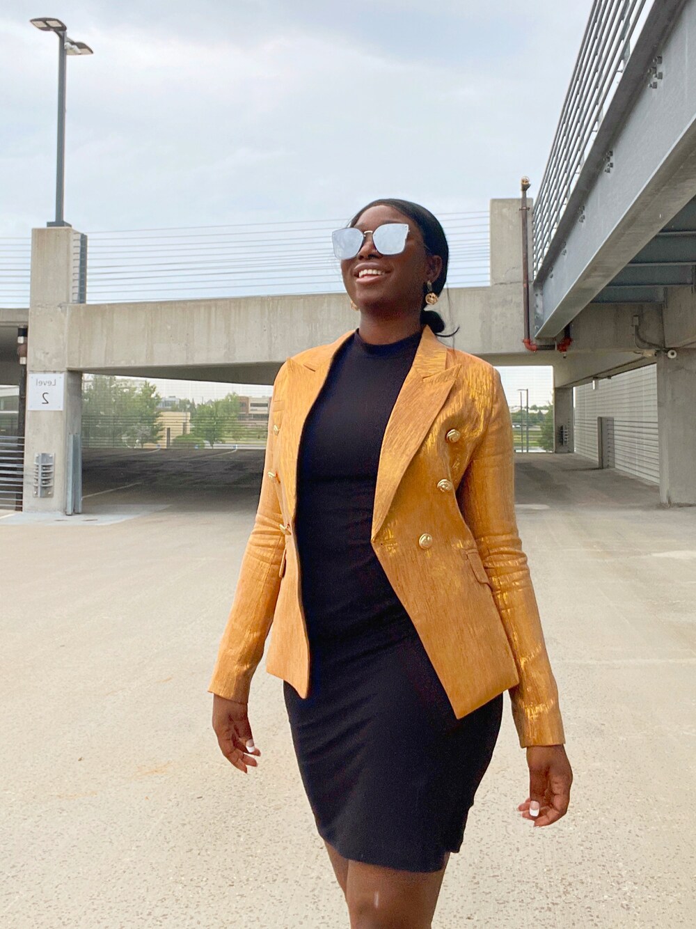 「summer、girl、Suit、gold、blazer」｜「JLXBYJAELのアイテム（スーツジャケット、ゴールド系）」を使った、Empress Jaèlさん（レディース・165cm）の夏コーディネートの1枚目の写真