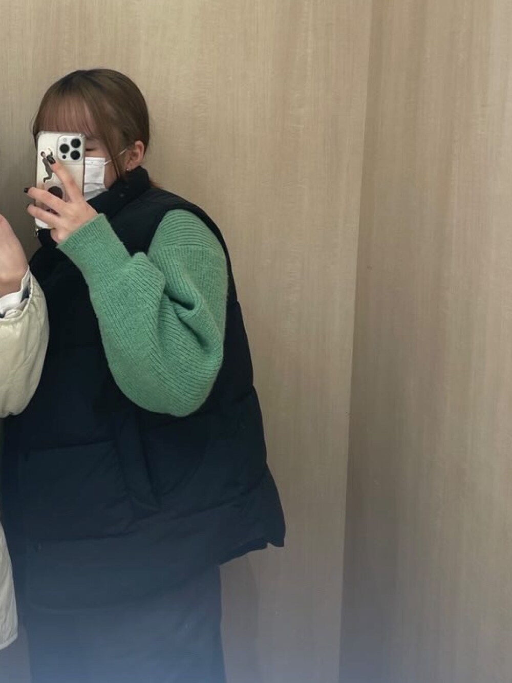 「冬コーデ、秋コーデ、ニット、セーター、ダウンベスト、大学生、大学生コーデ」｜「H&Mのアイテム（ダウンベスト、ブラック系）」を使った、Rinさん（レディース・163cm）の冬コーディネートの1枚目の写真