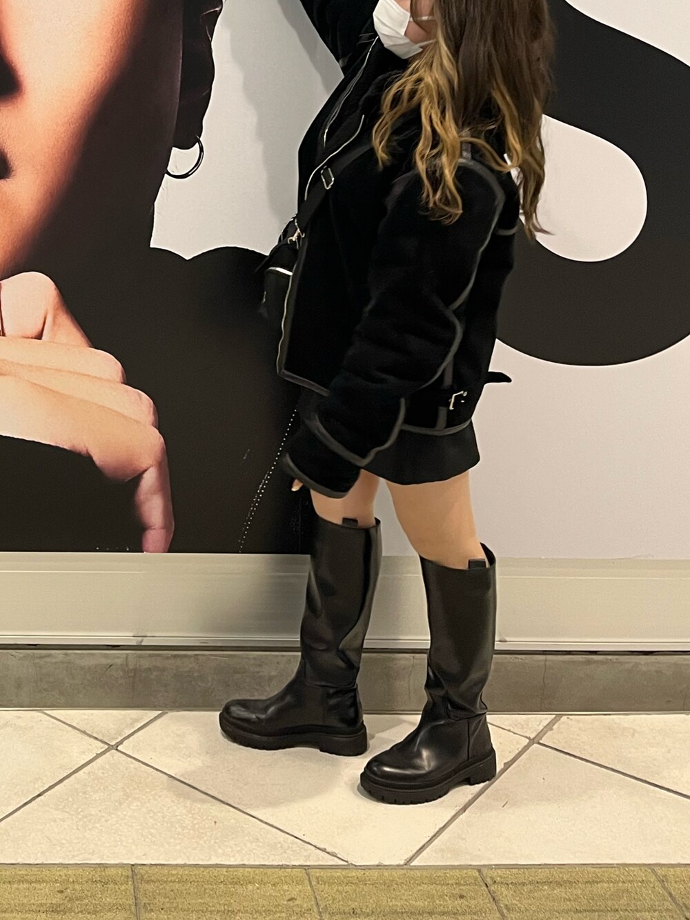 「ブラックコーデ、オタ活、参戦服、ロングブーツ、ショートパンツ、スカパン、スカートパンツ、大学生、大学生コーデ、ブラック、休日コーデ」｜「ZARAのアイテム（ブーツ、ブラック系）」を使った、Rinさん（レディース・163cm）の冬コーディネートの1枚目の写真