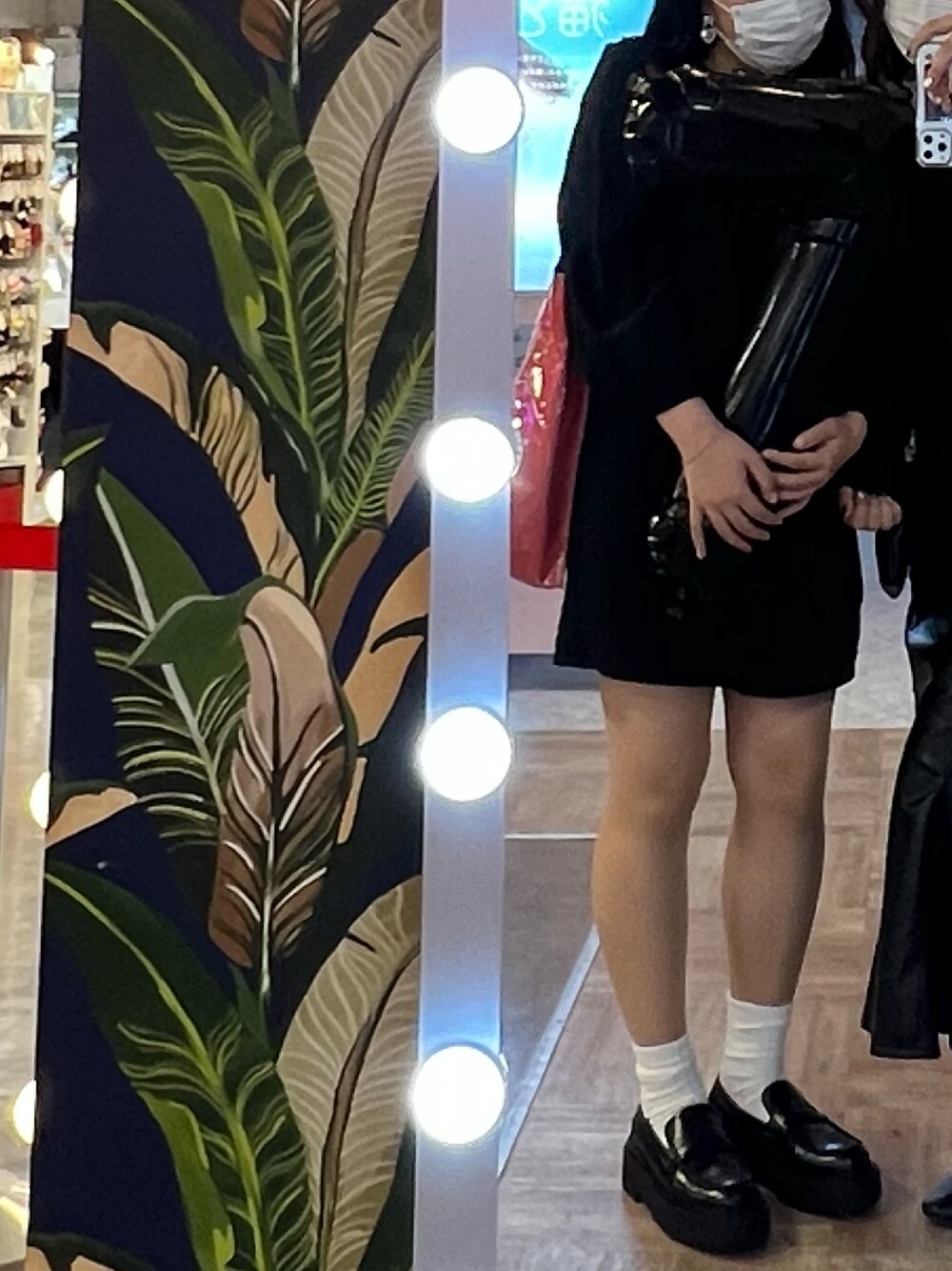 「休日コーデ、ブラウス、モノトーンコーデ、シンプルコーデ、シャツブラウス、ショートパンツ、白ソックス、ローファー、ローファー×靴下、SixTONES」｜「LAUIRのフラットカラー長袖シャツ（シャツ/ブラウス、ブラック系）」を使った、Rinさん（レディース・163cm）の春コーディネートの1枚目の写真