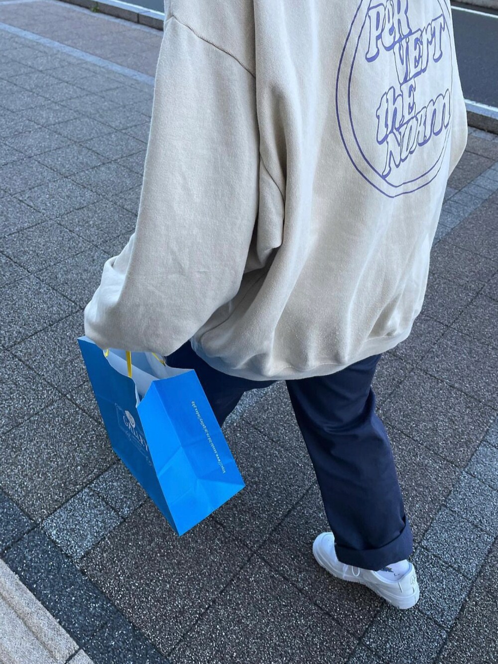 「WHO'S WHO galleryのPERVERT COOPERビッグシルエットロゴパーカー（パーカー、ベージュ系）」を使った、なんこつさん（骨格ストレート・レディース・160cm）の冬コーディネートの1枚目の写真