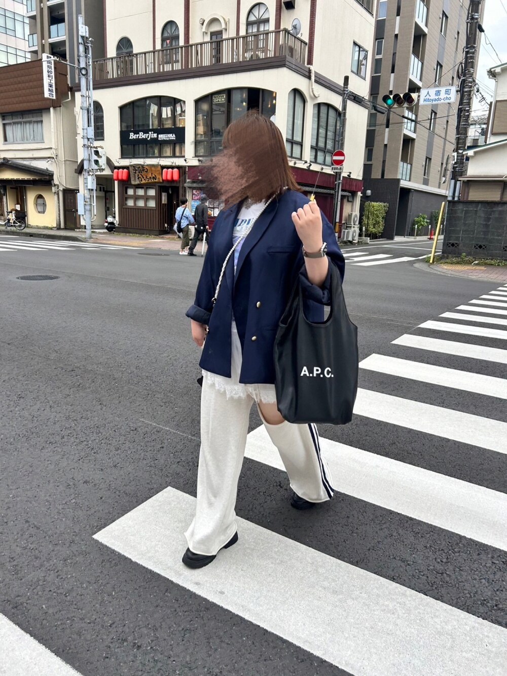 「オトナカワイイ、プリントT、alleybywcloset、classicalelf、APC」｜「classicalelfの気軽に羽織れる大人のブレザー。サイドスリットオーバーサイズ ダブルジャケット（テーラードジャケット、ブルー系）」を使った、なんこつさん（骨格ストレート・レディース・160cm）の夏コーディネートの1枚目の写真