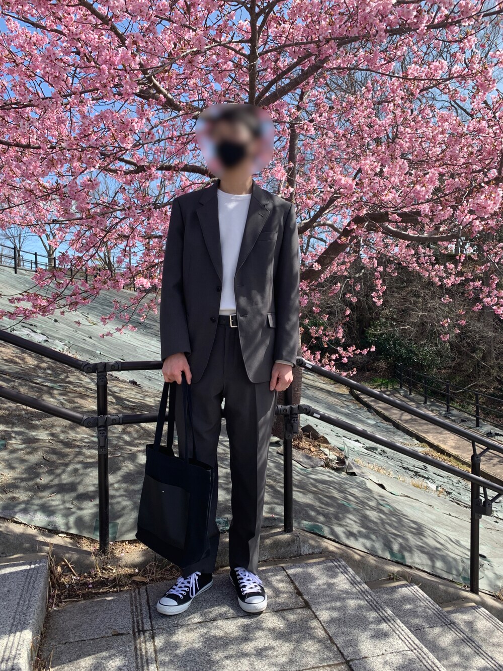 「春服みてみて、シンプルコーデ、春、おしゃれさんと繋がりたい、スニーカーコーデ、大人コーデ、きれいめカジュアル、大人カジュアル、モノトーンコーデ、UNIQLO、KUUUPY」｜「UNIQLOのUNIQLO  エアリズムマスク（マスク、ブラック系）」を使った、ゆっくんさん（メンズ・180cm）の春コーディネートの1枚目の写真