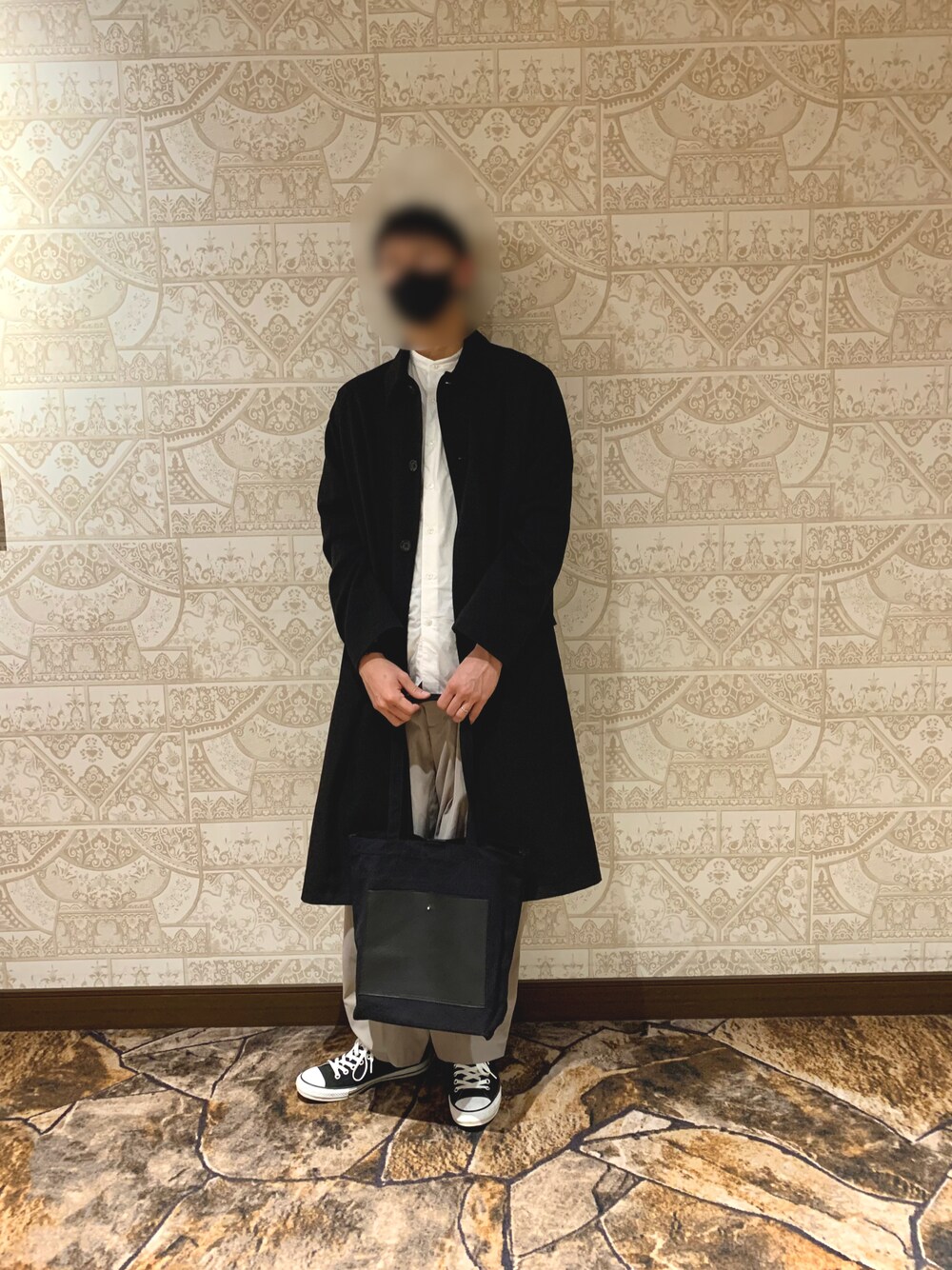 「秋服、秋コーデ、シンプルコーデ、休日コーデ、秋トレンド2021、大人コーデ、ビックシルエット、ベージュ、トートバッグ、converse、UNIQLO、モノマート、remer、wearhalloween2021」｜「UNIQLOのUNIQLO  エクストラファインコットンブロードスタンドカラーシャツ(長袖)（シャツ/ブラウス、ホワイト系）」を使った、ゆっくんさん（メンズ・180cm）の秋コーディネートの1枚目の写真