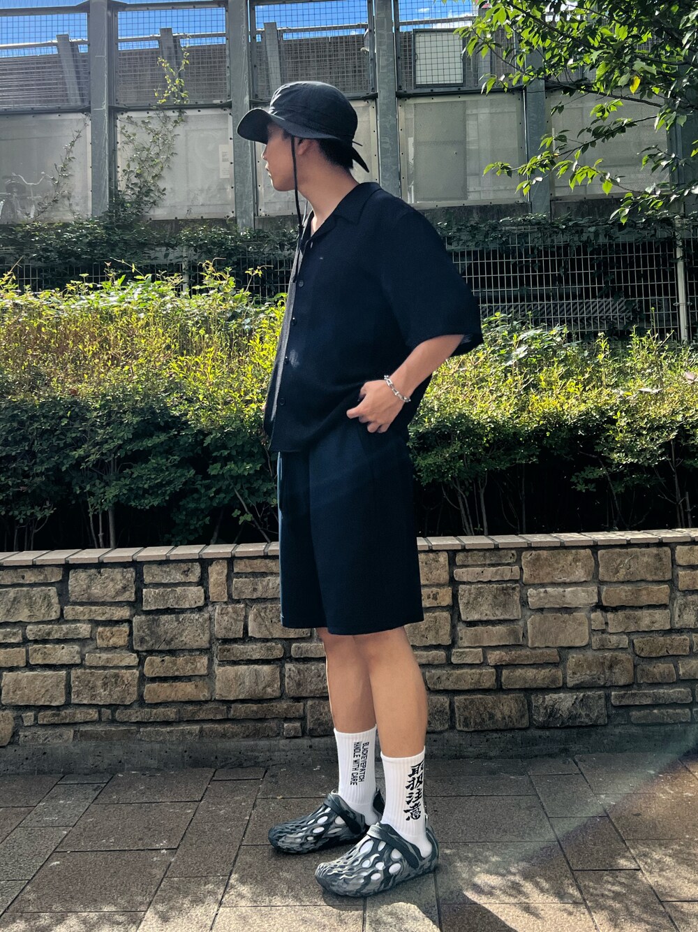 ブラック系のシャツ/ブラウス、ブルー系のその他パンツ、ブルー系のその他パンツを着用したメンズの夏コーディネートの1枚目の写真