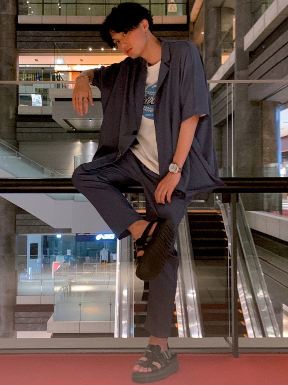「セットアップ、シンプル、夏、Dr.Martens、オーバーサイズ、キレイめ、サンダル、きれいめカジュアル、リラックススタイル、夏コーデ、真夏のアクティブスタイル」｜「Dr. MartensのDr.Martens ドクターマーチン ゼブリラス テリー ブラック ブランド / ZEBRILUS TERRY BLACK BRANDO (Black)_mtn 23521001（サンダル、ブラック系）」を使った、S.Tさん（メンズ・175cm）の夏コーディネートの1枚目の写真