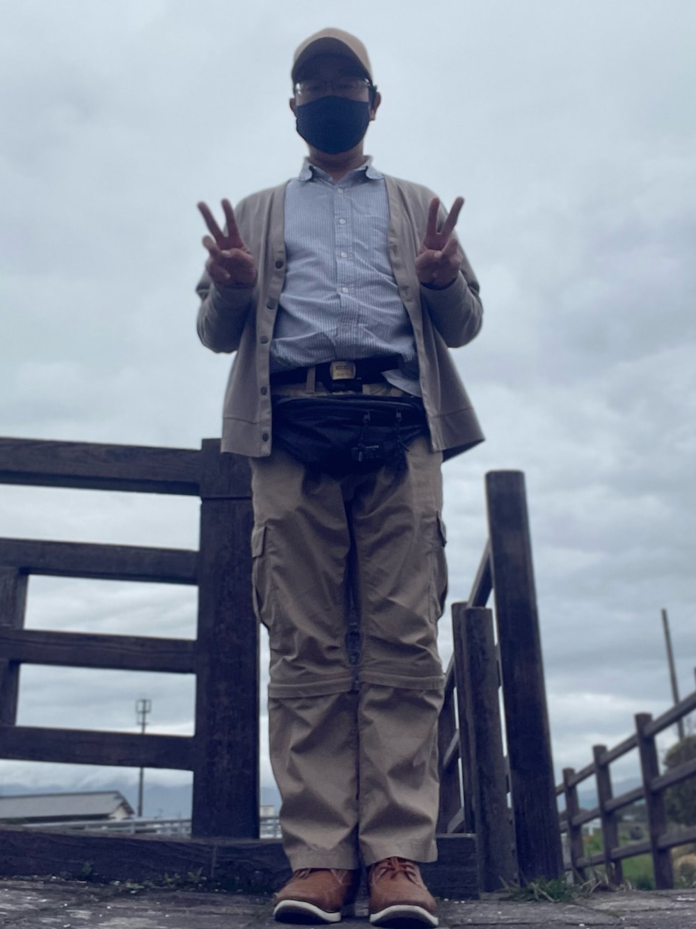 「しまむらのアイテム（カーゴパンツ、ベージュ系）」を使った、りょうすけさん（メンズ・167cm）の春コーディネートの1枚目の写真