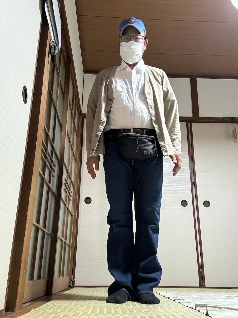 「Levi'sのアイテム（デニムパンツ、ブルー系）」を使った、りょうすけさん（メンズ・167cm）の春コーディネートの1枚目の写真