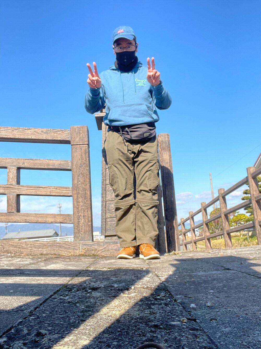 「しまむらのアイテム（カーゴパンツ、ベージュ系）」を使った、りょうすけさん（メンズ・167cm）の冬コーディネートの1枚目の写真