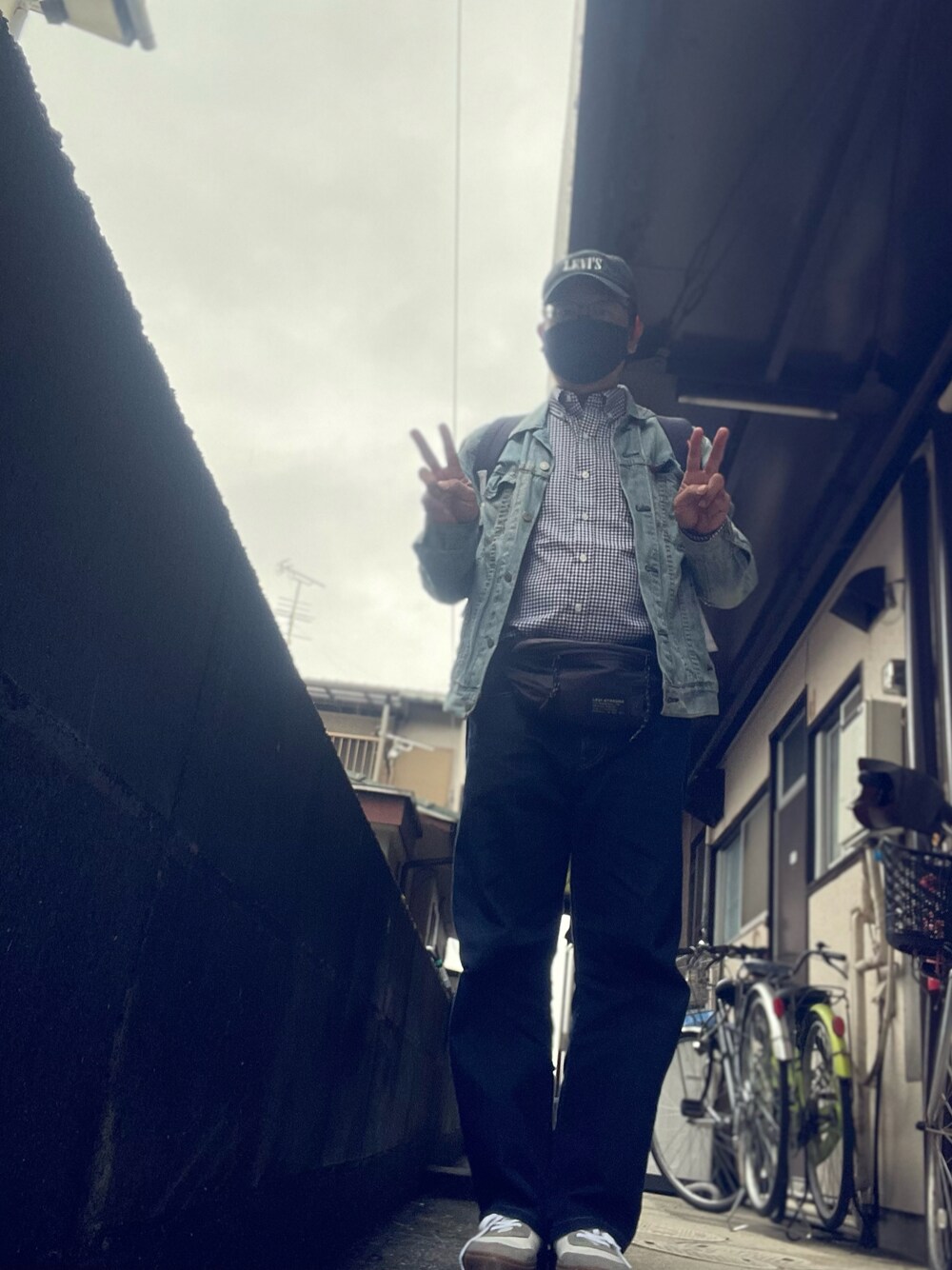 「Levi'sのアイテム（デニムパンツ、ブルー系）」を使った、りょうすけさん（メンズ・167cm）の春コーディネートの1枚目の写真