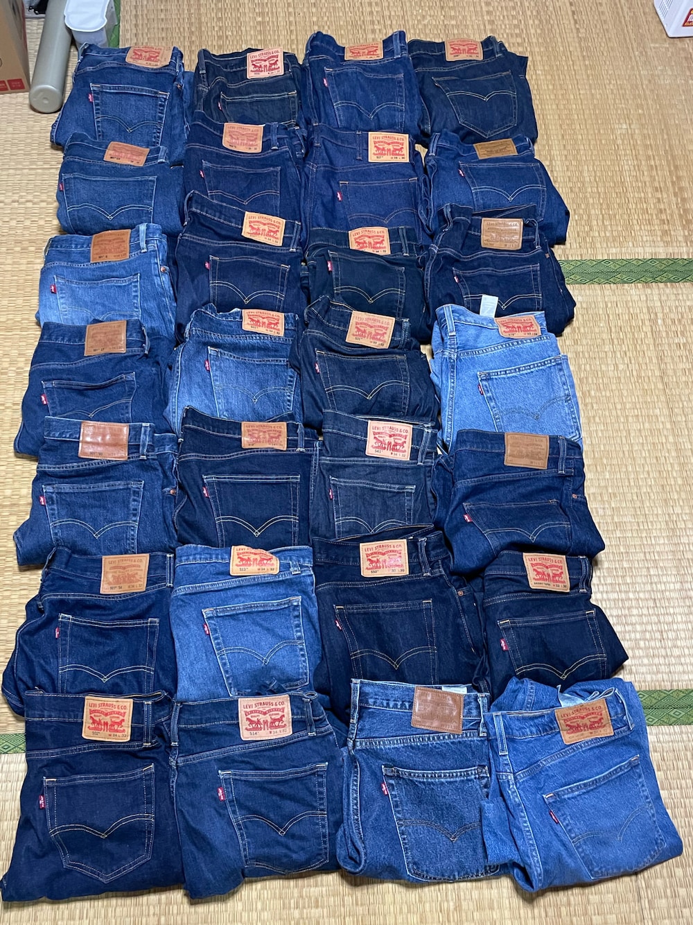 「levis」｜「Levi'sのアイテム（デニムパンツ、ブルー系）」を使った、りょうすけさん（メンズ・167cm）の冬コーディネートの1枚目の写真
