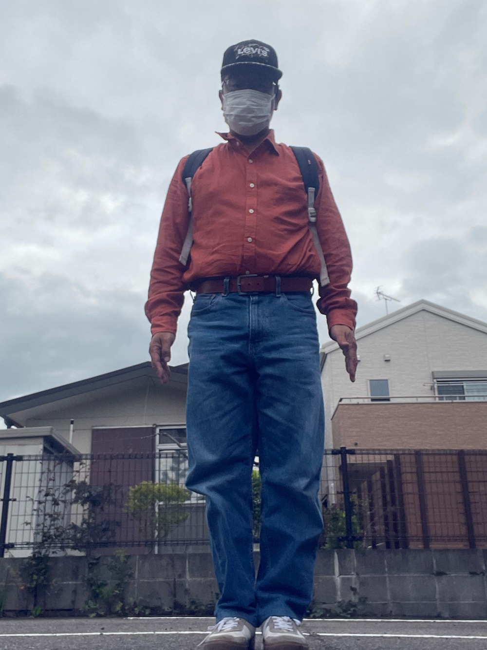 「Right-on、Levis」｜「Right-onのアイテム（シャツ/ブラウス、オレンジ系）」を使った、りょうすけさん（メンズ・167cm）の春コーディネートの1枚目の写真