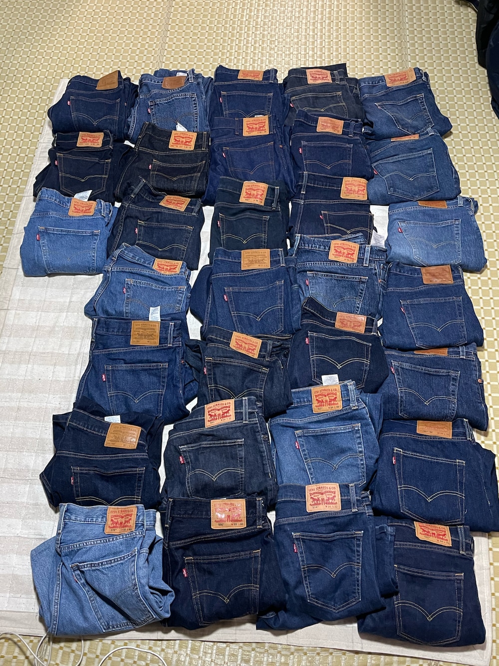 「levis」｜「Levi'sのアイテム（デニムパンツ、ブルー系）」を使った、りょうすけさん（メンズ・167cm）の春コーディネートの1枚目の写真