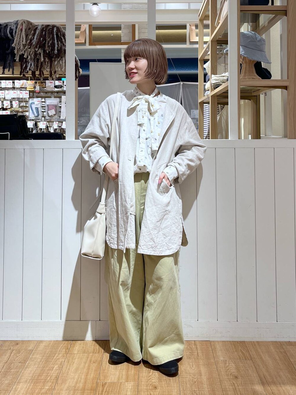 「カジュアル、ワントーン、ゆったり、ワイドパンツ、春コーデ、クリップスタッフ_studio CLIP、studio CLIP、骨格ウェーブ」｜「studio CLIPの起毛ワイドパンツ[プチ・プラスサイズあり]（その他パンツ、イエロー系）」を使った、miyuさん（レディース・157cm）の春コーディネートの1枚目の写真