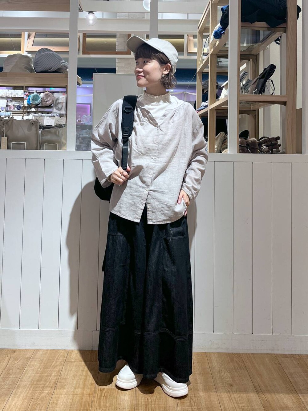 「カジュアル、ワントーン、ゆったり、クリップデニム_studio CLIP、クリップスタッフ_studio CLIP、studio CLIP、ワイドパンツ、デニムパンツ、秋コーデ、セールおすすめコーデ_studio CLIP、骨格ウェーブ」｜「studio CLIPのシアーリネンコットンダブルフロントブラウス（シャツ/ブラウス、グレー系）」を使った、miyuさん（レディース・157cm）の秋コーディネートの1枚目の写真