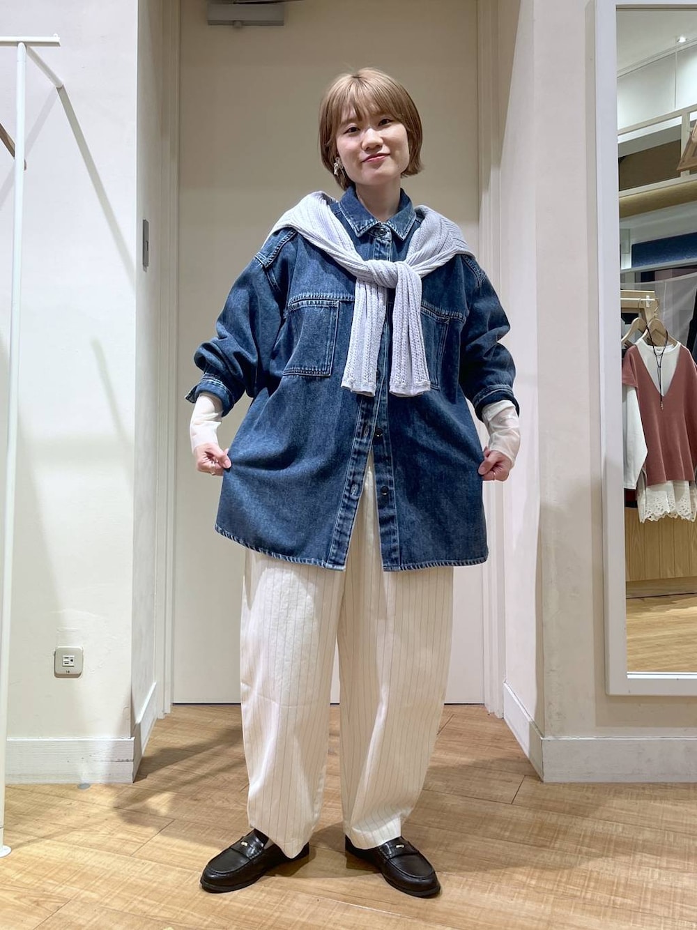 ホワイト系のTシャツ/カットソー、ベージュ系のシャツ/ブラウス、その他のその他パンツを着用したレディースの春コーディネートの1枚目の写真