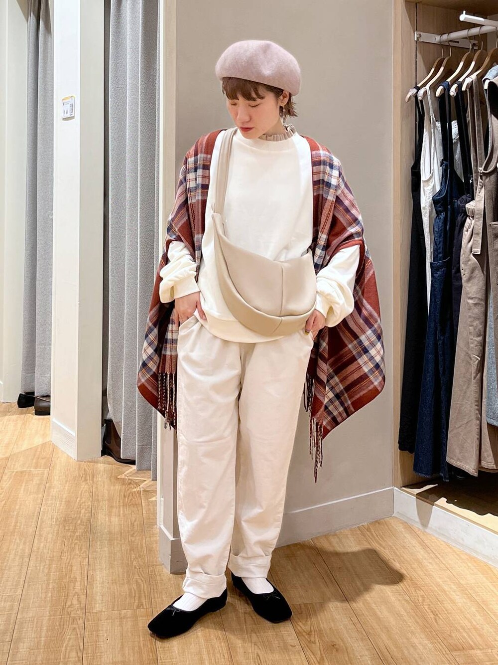 ホワイト系のTシャツ/カットソー、ホワイト系のその他パンツ、ブラック系のパンプスを着用したレディースの秋コーディネートの1枚目の写真