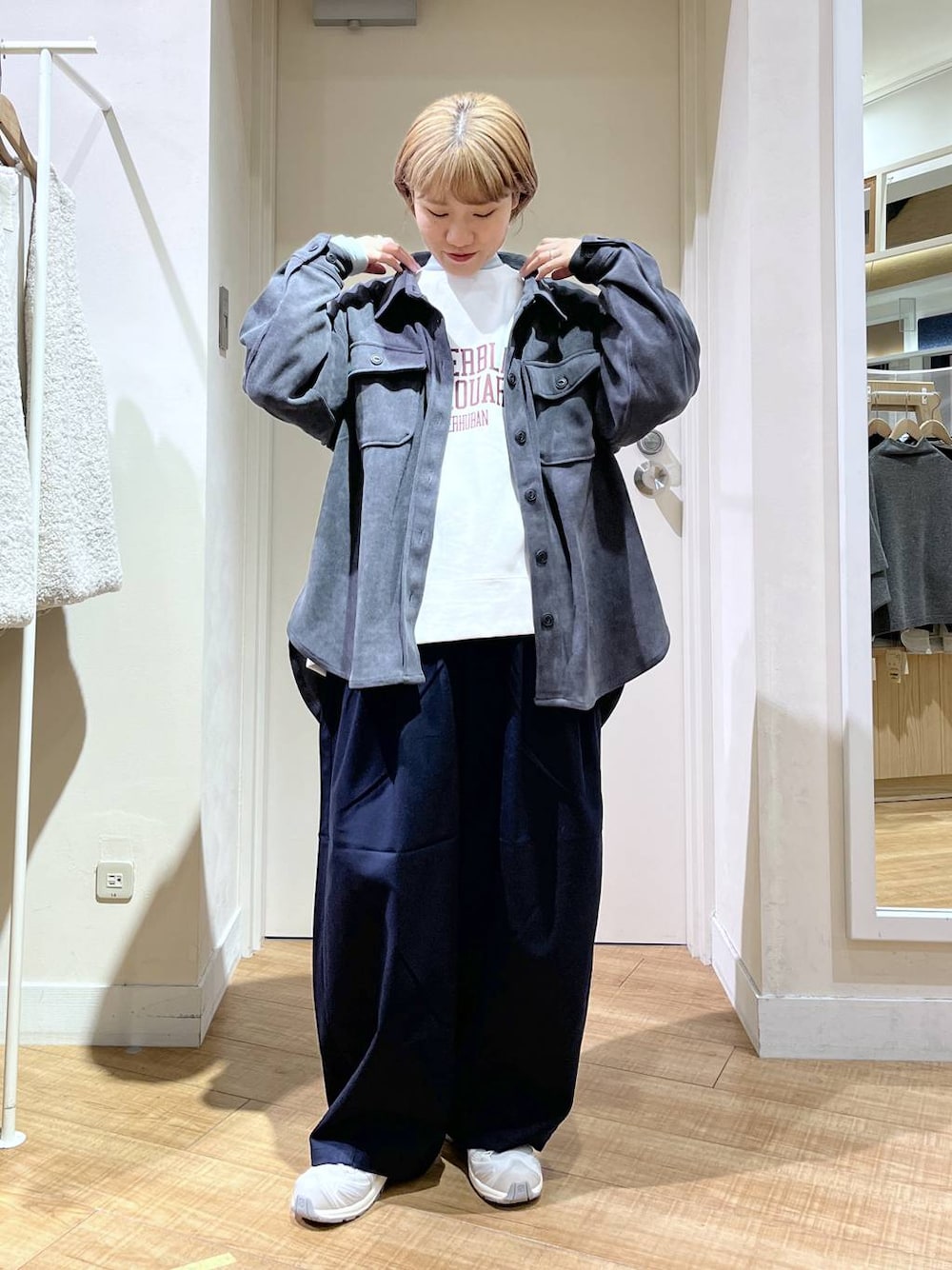 ブルー系のその他パンツ、ホワイト系のスウェット、グリーン系のTシャツ/カットソーを着用したレディースの秋コーディネートの1枚目の写真