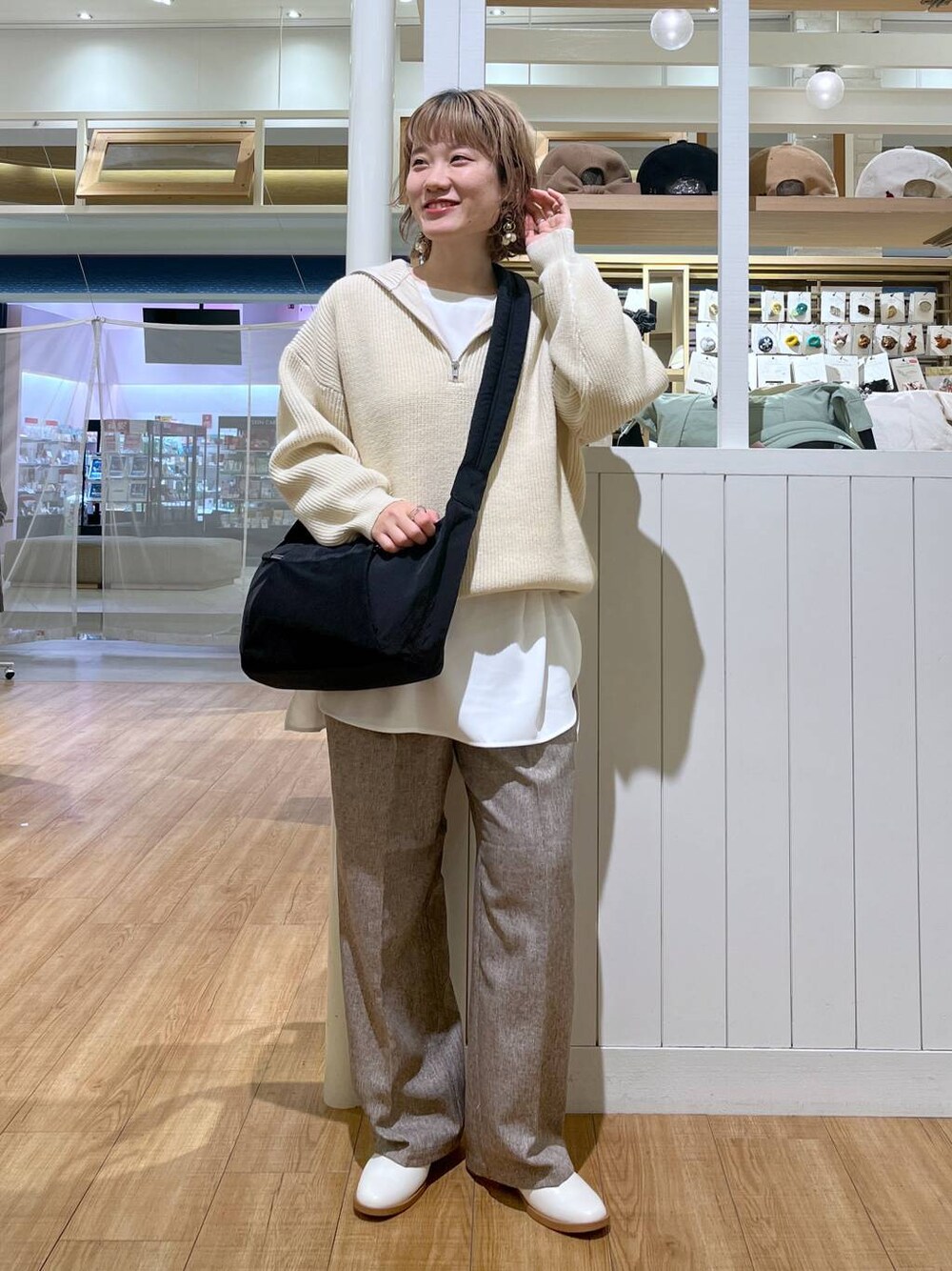 ベージュ系のスリッポン、ベージュ系のスラックス、ベージュ系のニット/セーターを着用したレディースの冬コーディネートの1枚目の写真