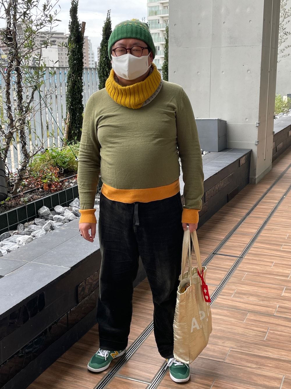 「大人コーデ、カジュアルコーデ、秋服、シンプルコーデ、メガネ男子、リラックススタイル」｜「UNIQLOのアイテム（ニットキャップ/ビーニー、グリーン系）」を使った、まさみんさん（メンズ・166cm）の秋コーディネートの1枚目の写真