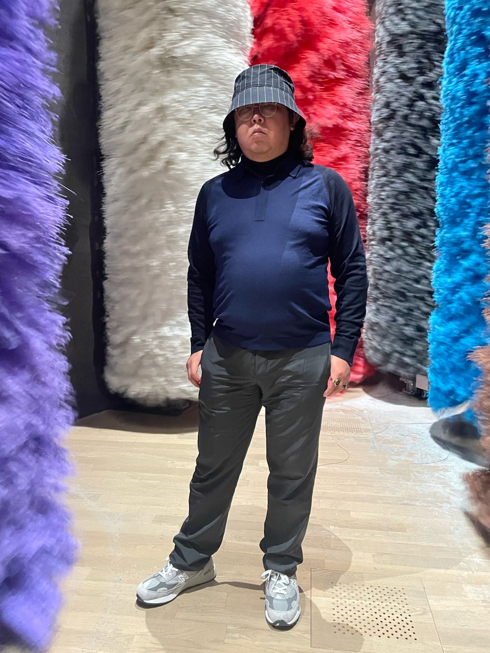 パープル系のその他トップス、ブルー系のニット/セーター、グレー系のその他パンツを着用したメンズの冬コーディネートの1枚目の写真