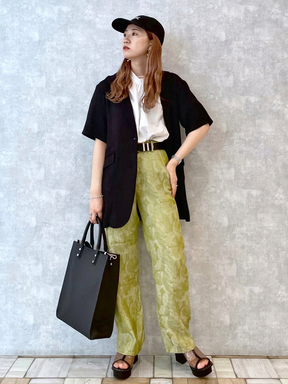 「PAGEBOY、厚底サンダル、休日スタイル、厚底シューズ、カラーパンツ、ウエストマーク、夏セールで買いました、きれいめカジュアル、モード、低身長」｜「PAGEBOYのクリアリネンショートスリーブジャケット (セットアップ対応)（セットアップ、ブラック系）」を使った、tomiさん（レディース・153cm）の夏コーディネートの1枚目の写真