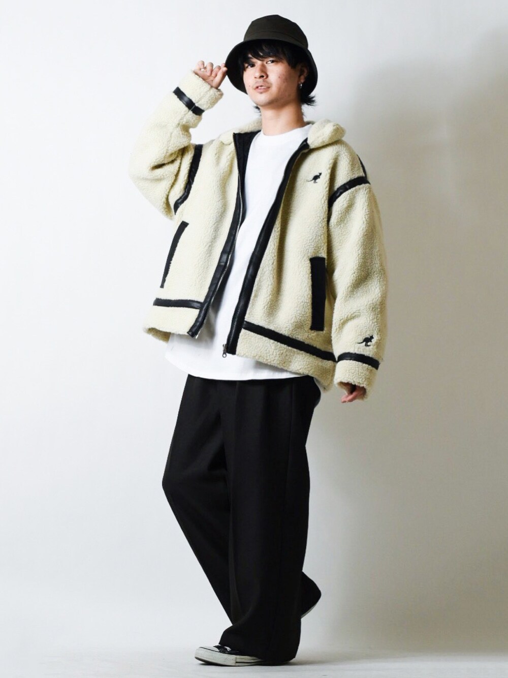 「コンバース、ビッグシルエット、ボア、スラックス、ロンT、休日スタイル、ブラウン、プチプラ、KANGOL、コンバース オールスター、ボアジャケット、秋服、バケットハット、カンゴール、オトナカジュアル」｜「KANGOLのKANGOL/カンゴール別注 オーバーサイズ パイピング ボアブルゾン B-3 2021-2022 WINTER（ブルゾン、ホワイト系）」を使った、tendon...🚶‍♂️さん（メンズ・168cm）の秋コーディネートの1枚目の写真