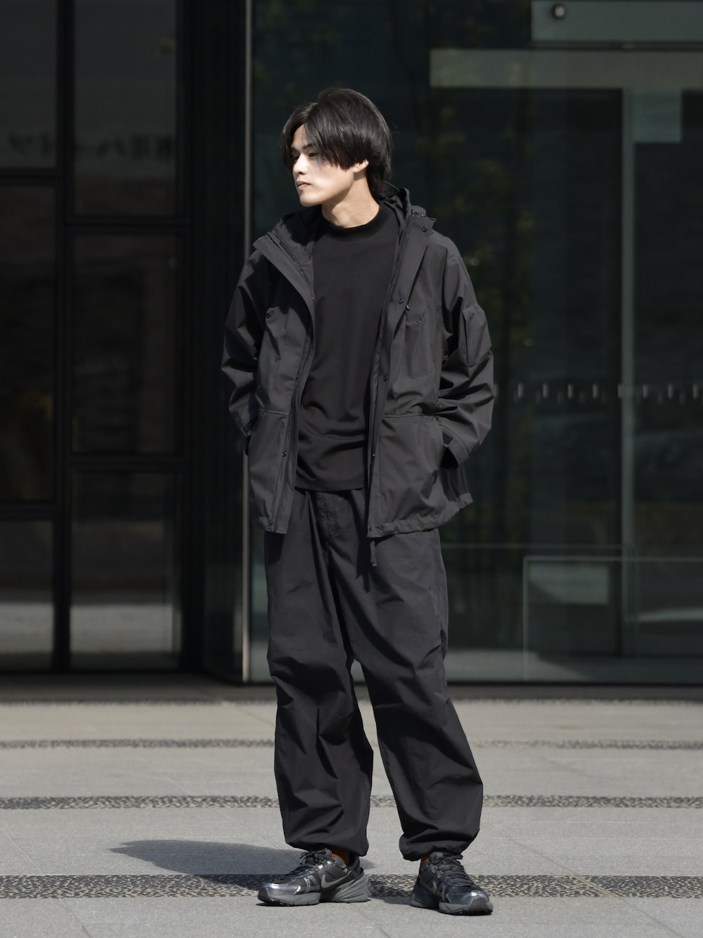 「秋っぽコーデ更新中、ワントーン、秋服」｜「UNIQLOのアイテム（パンツ、ブラック系）」を使った、やそさん（メンズ・181cm）の秋コーディネートの1枚目の写真