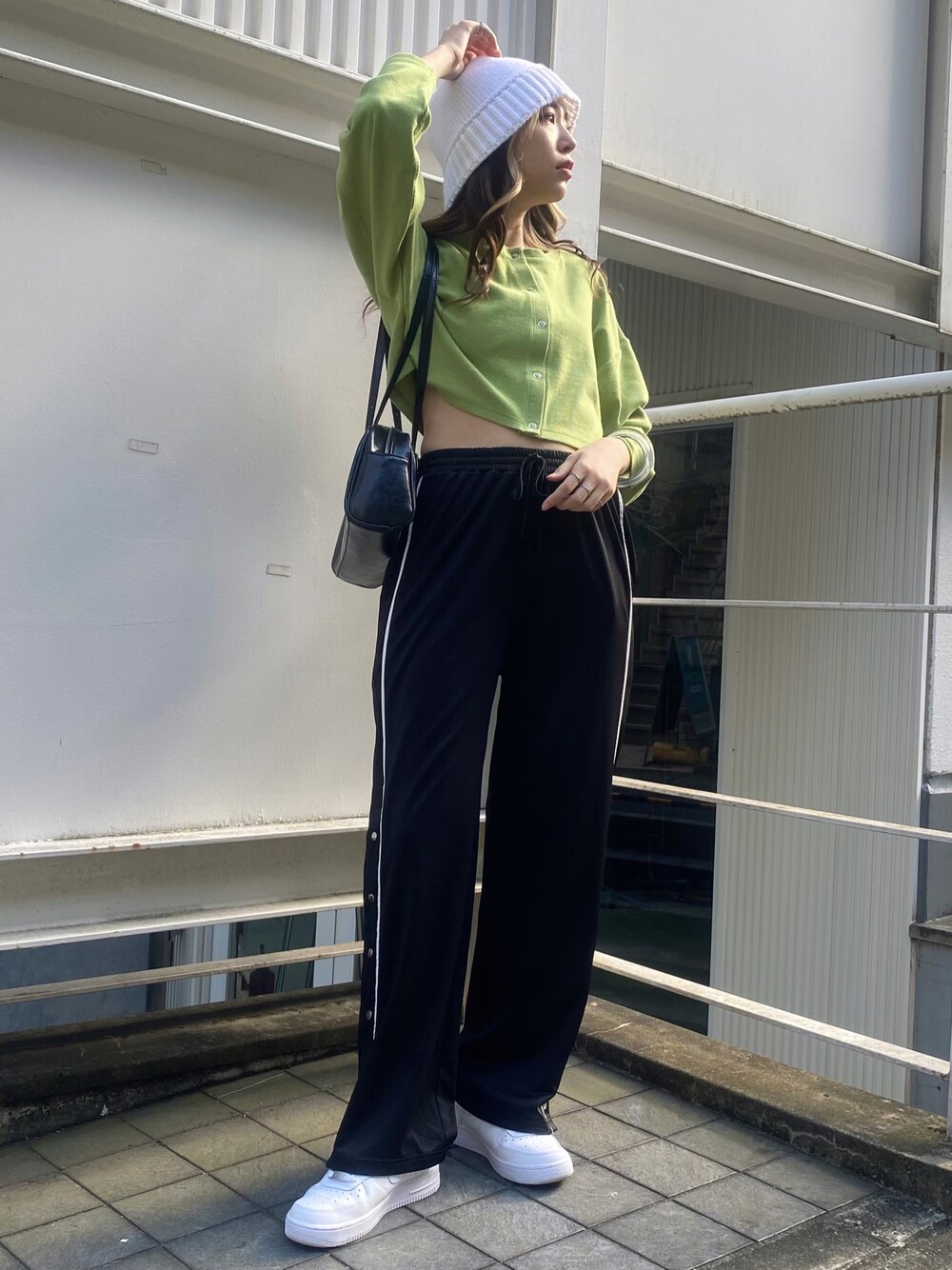 「秋服準備はじめました、ミニバッグ、韓国ファッション、キャップ、スクエアバッグ、秋コーデ、プチプラ、ニット帽、カーディガン、リブニット、リブカーディガン、ジャージ、ナイキ、白スニーカー、スニーカー」｜「WEGOのWEGO/2WAYリブコンパクトカーディガン（カーディガン/ボレロ、グリーン系）」を使った、えみさん（レディース・160cm）の秋コーディネートの1枚目の写真