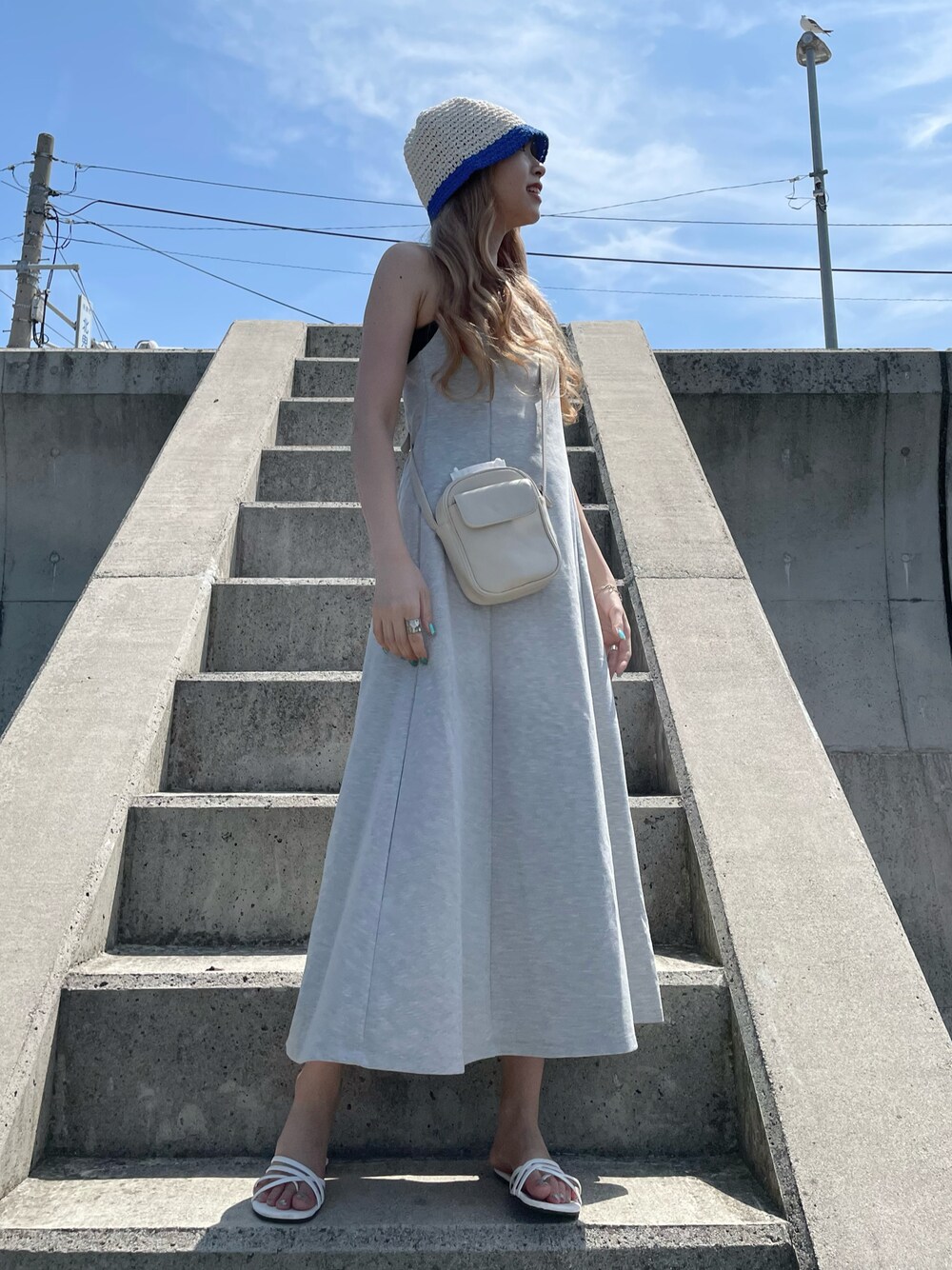 「バケットハット、休日スタイル、淡色コーデ、ショルダーバッグ、ワンピース、チコ、サンダル、夏コーデ」｜「Chicoの【新色追加】バッククロスカットロングタンクワンピース（ワンピース、ベージュ系）」を使った、えみさん（レディース・160cm）の秋コーディネートの1枚目の写真