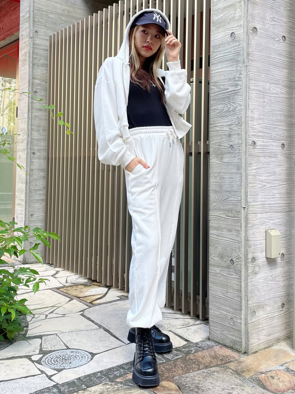 「厚底シューズ、厚底ブーツ、キャップ、ニューエラ、秋コーデ、ロングブーツ、プチプラ、プチプラコーデ、セットアップ、休日スタイル、スウェット、スウェットパンツ、スウェットコーデ、モノトーン、パーカー」｜「WEGOのWEGO/ショートジップパーカー（パーカー、ホワイト系）」を使った、えみさん（レディース・160cm）の秋コーディネートの1枚目の写真