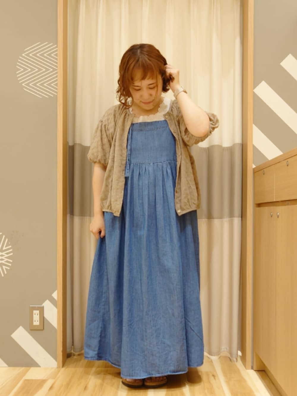 「Samansa Mos2、ナチュラル、ガーリー、低身長、大人可愛い、夏コーデ、出勤コーデ、シア―ブラウス、レース、ノースリーブ、デニム、ジャンパースカート」｜「Samansa Mos2のパターンメッシュスクエアレースノースリーブ（Tシャツ/カットソー、ベージュ系）」を使った、miki𓆸 𓂂.さん（レディース・154cm）の秋コーディネートの1枚目の写真