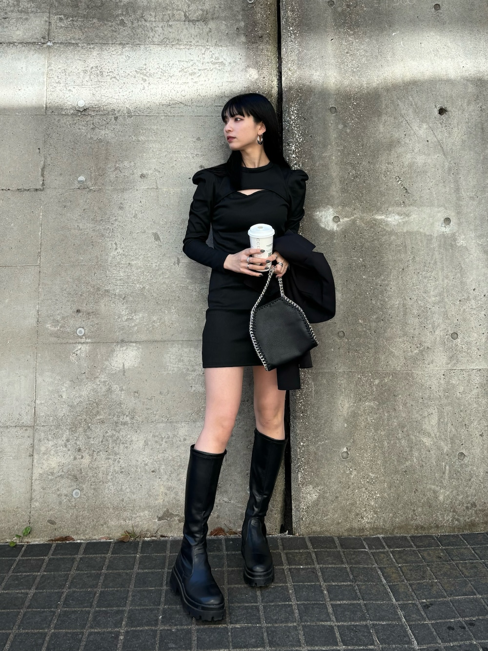 「春、大人かわいい、ブラックコーデ、モノトーンコーデ、ワンピースコーデ、モード系、モード」｜「LVEU.の【LVEU.】フロントカットアウトパフスリーブワンピース / ワンピース ワンピ リブ ニット パフ パフショル カットアウト ミニ 長袖 ブラック グレー（ワンピース、ブラック系）」を使った、LVEU.さん（レディース・163cm）の冬コーディネートの1枚目の写真