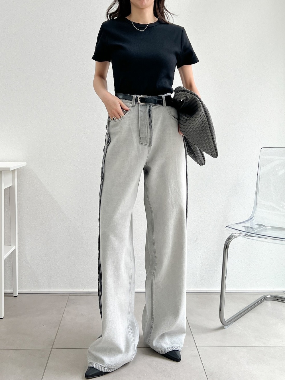 「春コーデ、デニム、デニムパンツ、シンプルコーデ、大人カジュアル、モード、韓国ファッション、コンパクトトップス、Tシャツ、Tシャツ×デニム、ワイドデニム、リエディ(Re:EDIT)、リエディ、Re:EDIT」｜「Re:EDITのテレコリブクルーネック半袖Tシャツ（Tシャツ/カットソー、ブラック系）」を使った、reedit_officialさん（レディース・162cm）の春コーディネートの1枚目の写真
