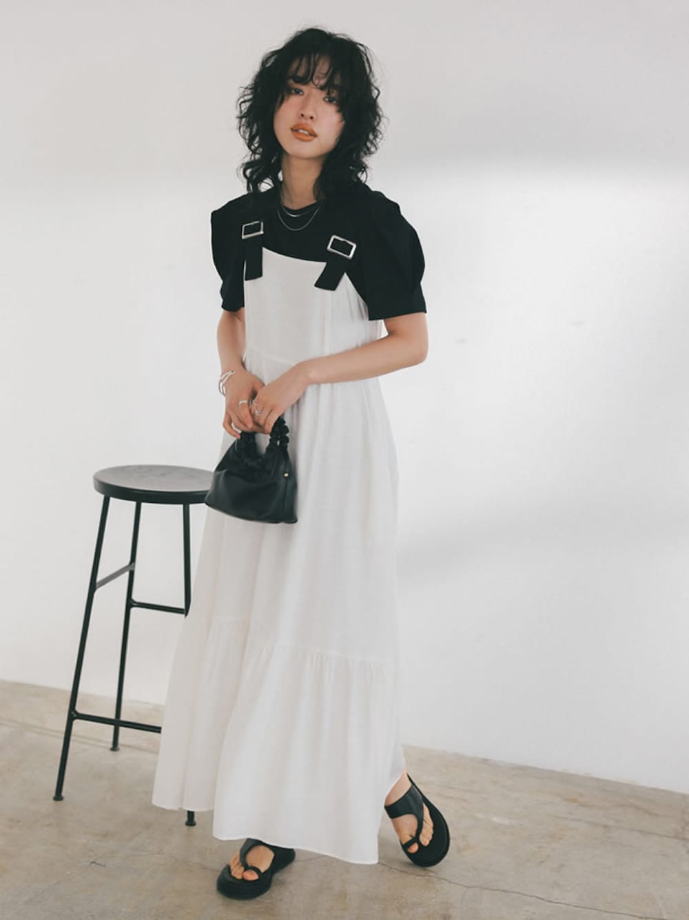 「モノトーン、大人カジュアル、ジャンパースカート、サンダル、春コーデ、コレクション、夏コーデ、ワンピーススタイル、デザイントップス、リエディ」｜「Re:EDITのシルケットパワショルデザインカットソーTシャツ（Tシャツ/カットソー、ブラック系）」を使った、reedit_officialさん（レディース・167cm）の春コーディネートの1枚目の写真