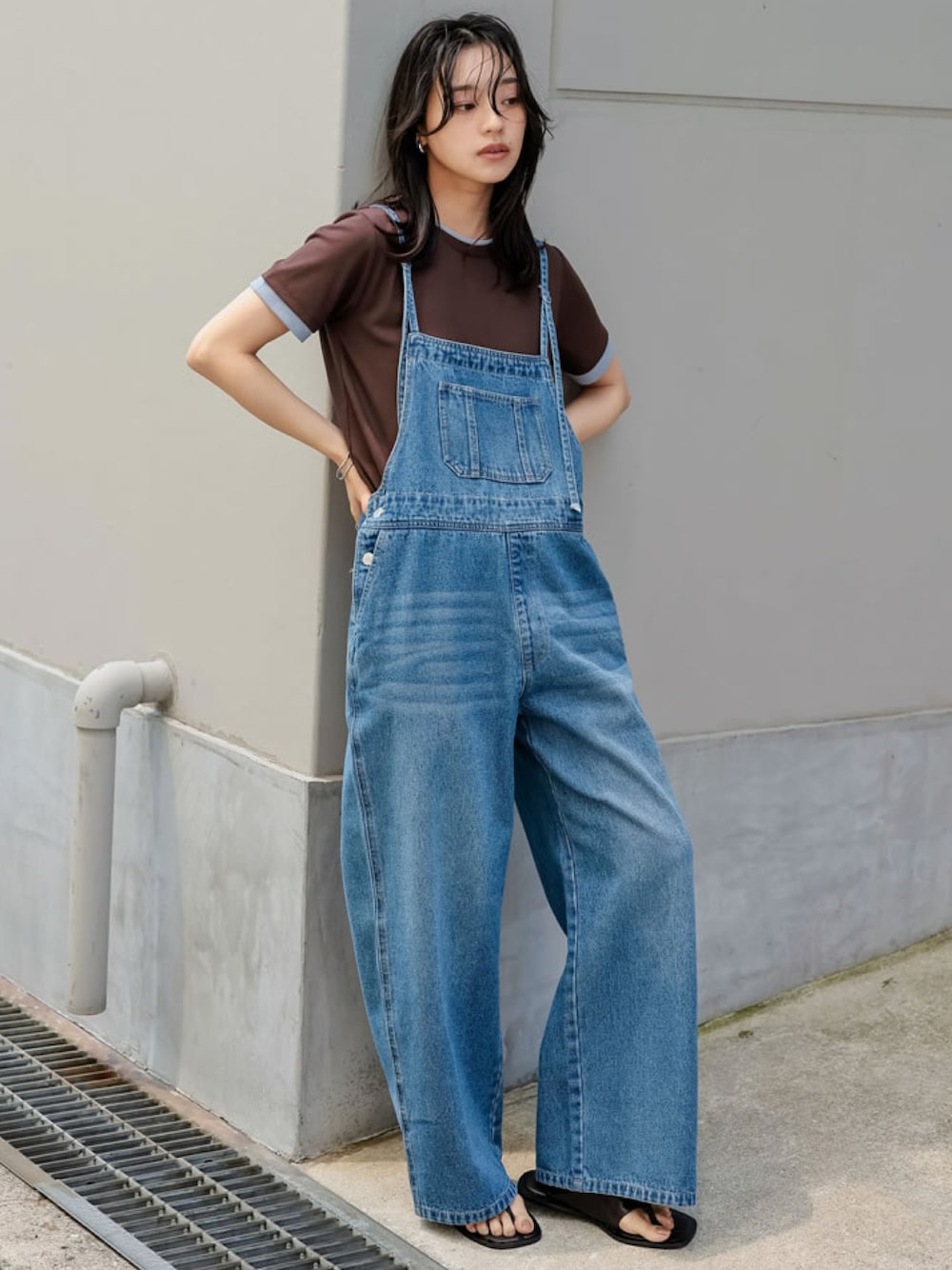「バイカラー、レイヤードスタイル、配色、お出かけコーデ、夏コーデ、デニムコーデ、デニムサロペット、デニムオールインワン、Re:EDIT、リエディ」｜「Re:EDITのレイヤード風シアースムース半袖トップス（Tシャツ/カットソー、ブラウン系）」を使った、reedit_officialさん（レディース・163cm）の春コーディネートの1枚目の写真