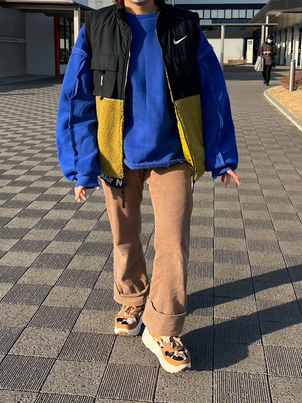 NIKEのダウンベスト（イエロー系）を使った人気ファッション