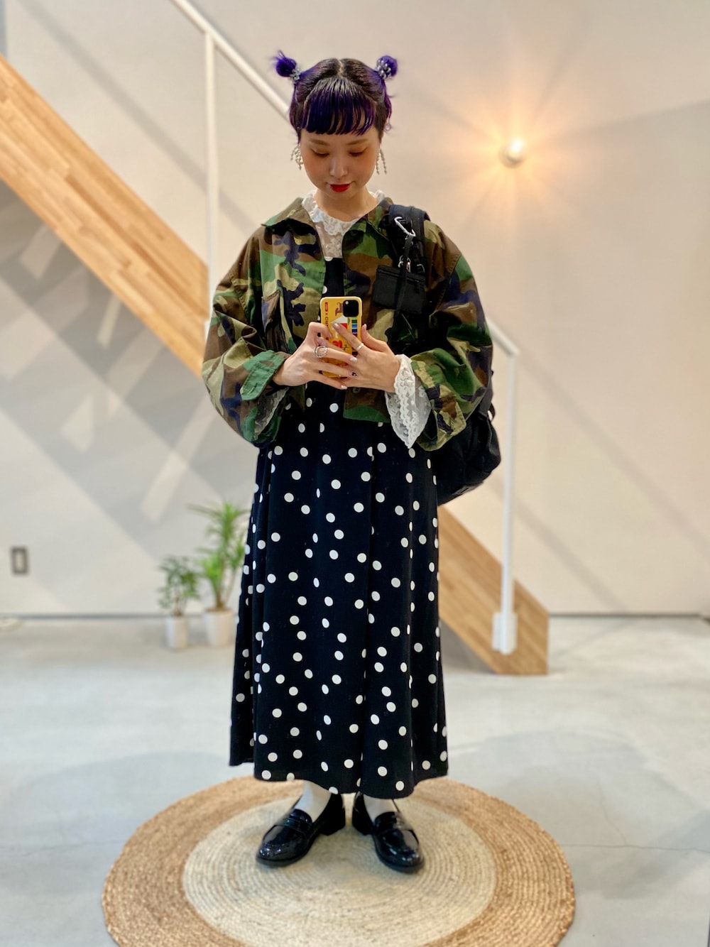 「雨の日コーデ、モノトーン、プチプラ、大人カジュアル、シンプルコーデ、古着MIX、ビッグシルエット、休日スタイル、お出かけコーデ、ジャケット、キャミワンピ、ワンピース、ローファー、リュック」｜「ELVENCE DEUXのドットキャミワンピース（ワンピース、ブラック系）」を使った、moratoriamu.さん（レディース・155cm）の夏コーディネートの1枚目の写真