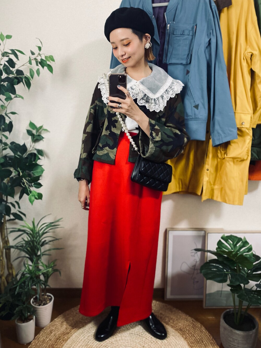 ブラック系のTシャツ/カットソー、レッド系のスカート、ブラック系のその他シューズを着用したレディースの秋コーディネートの1枚目の写真