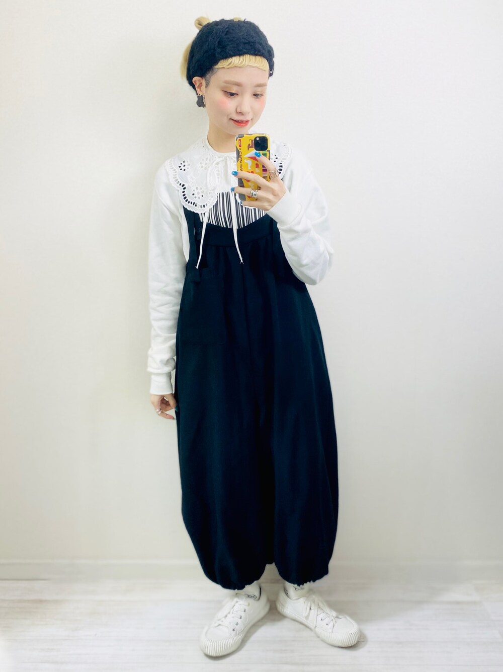 ホワイト系のスニーカー、ブラック系のヘアバンド、ブラック系のピアス（両耳用）を着用したレディースの春コーディネートの1枚目の写真