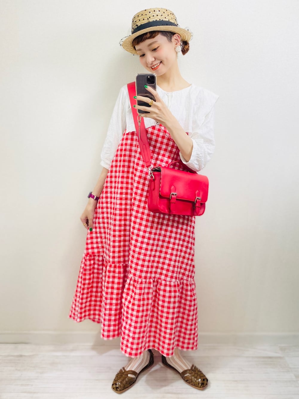 ホワイト系のシャツ/ブラウス、レッド系のショルダーバッグ、レッド系のワンピースを着用したレディースの秋コーディネートの1枚目の写真