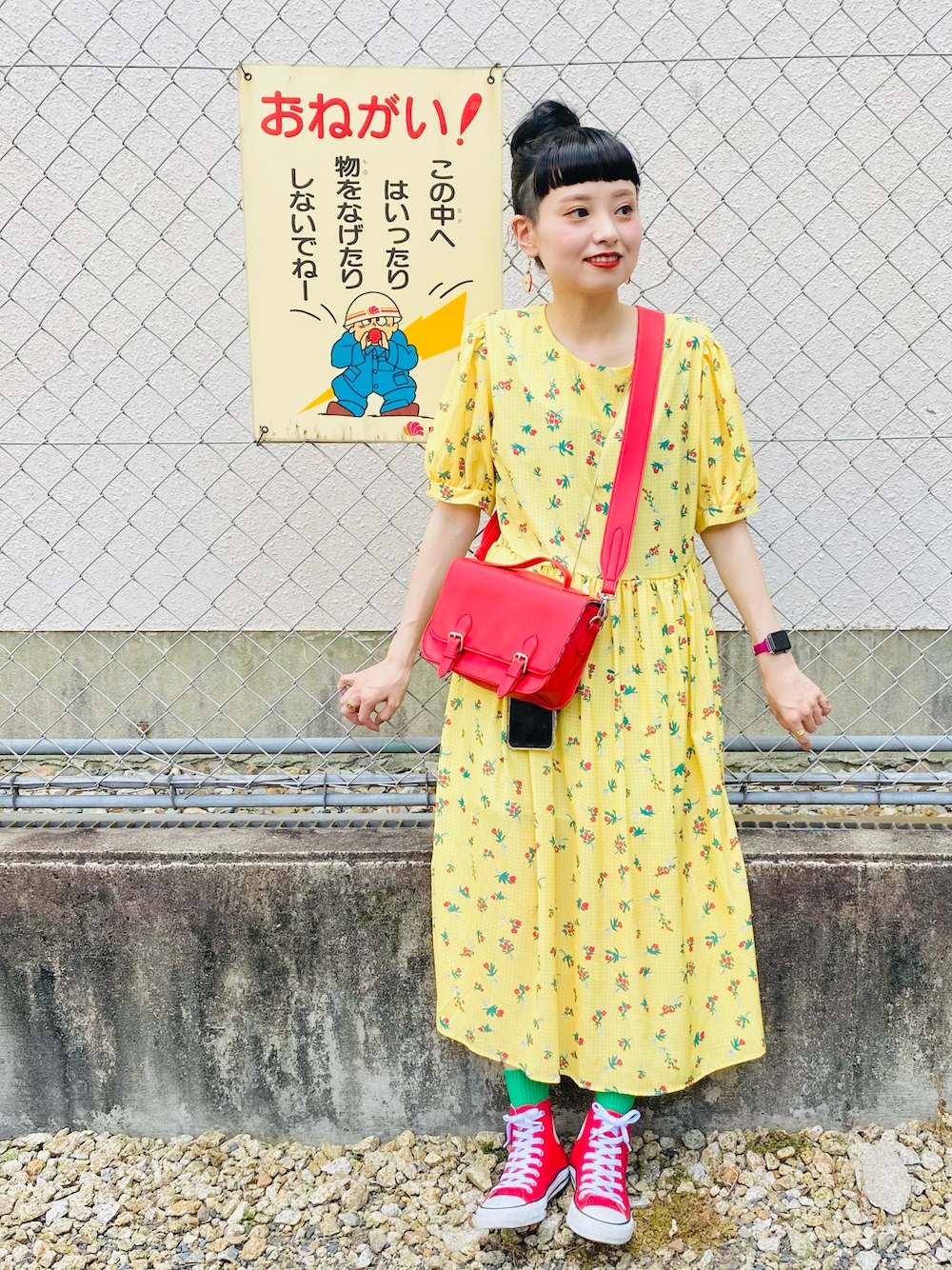 レッド系のショルダーバッグ、レッド系のスニーカーを着用したレディースの夏コーディネートの1枚目の写真