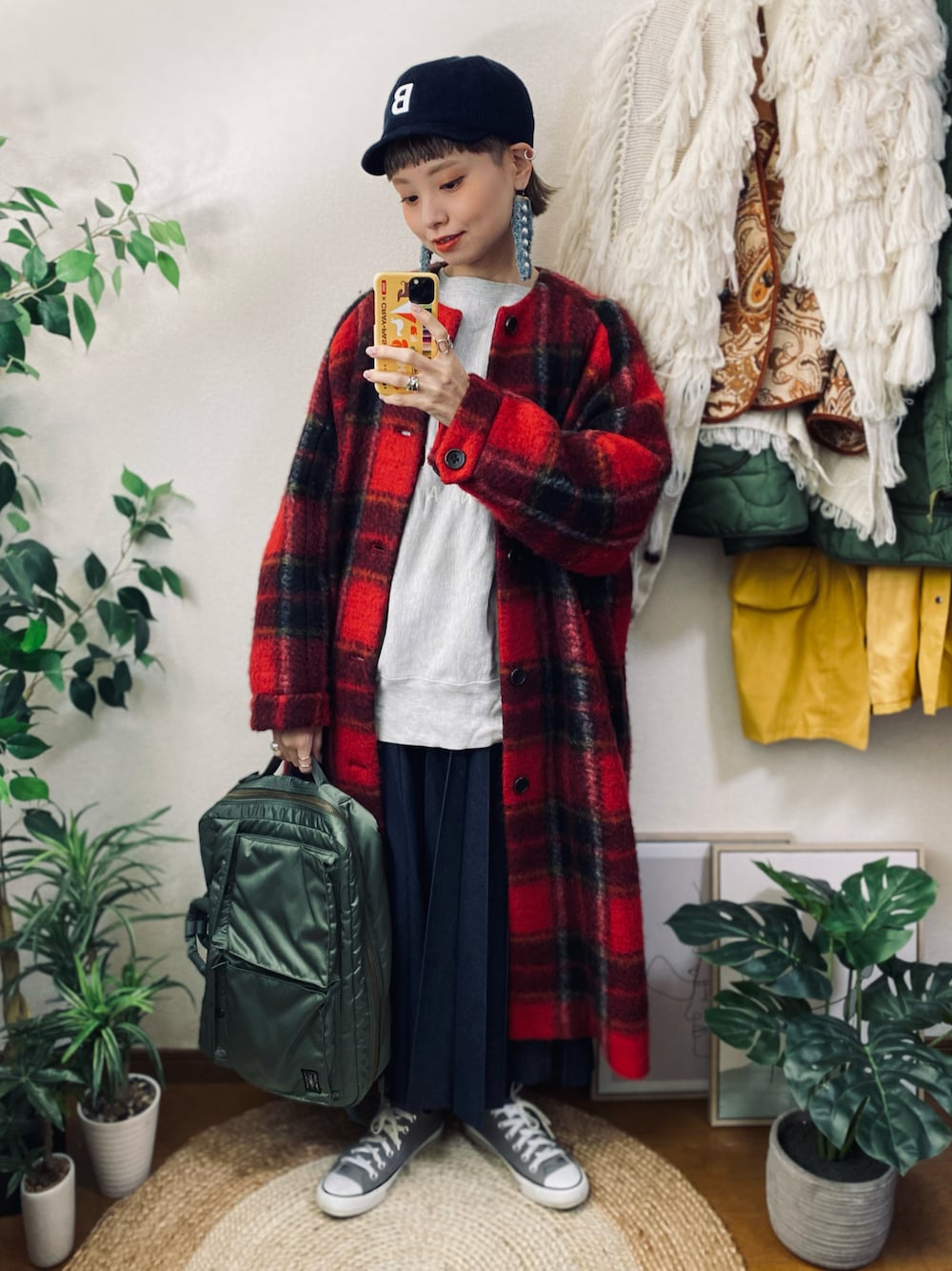 「似合うラボに行こう、今日のコスメと服、冬コーデ、休日スタイル、お出かけコーデ、デートコーデ、ストリート、古着MIX、チェック、キャップ、ロゴスウェット、デニム、ロングスカート、リュック、スニーカー」｜「BEAMS HEARTのBEAMS HEART / コーデュロイ ショートバイザー キャップ（キャップ、ブルー系）」を使った、moratoriamu.さん（レディース・155cm）の冬コーディネートの1枚目の写真
